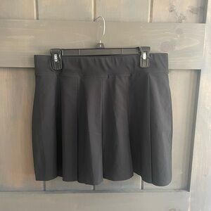 Abercrombie & Fitch
Black pleated traveler skort 
Size L